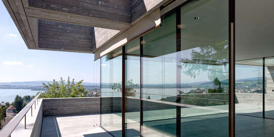 Fensterfront aus Schiebefenstern mit minimalistischer Beschattung